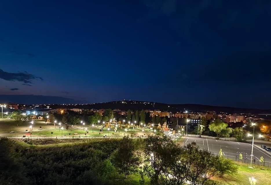 Vultur - 3 Rooms, 2 Bathrooms Apartment Targu Mures